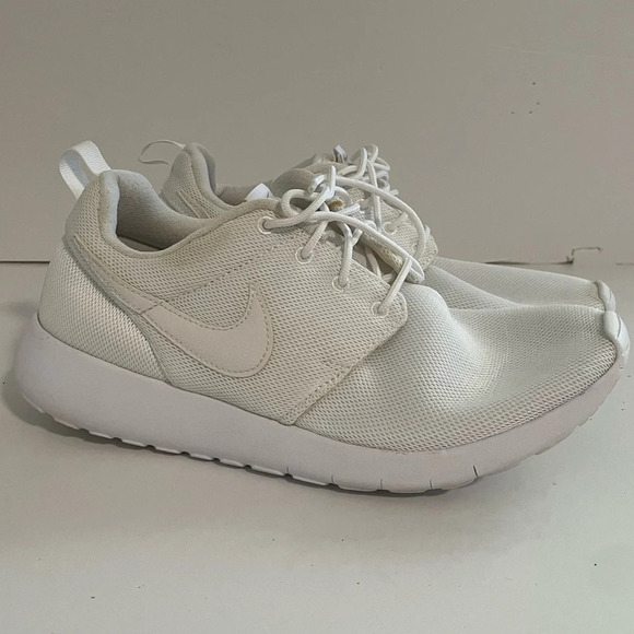 ✅️Nike  Women's Roshe Size 7Y - Triple White - Picture 1 of 14